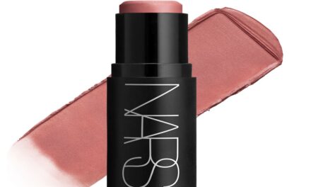 Nars, The Multiple Stick ile yanak, göz ve dudaklarda etkileyici bir görünüm yaratıyor