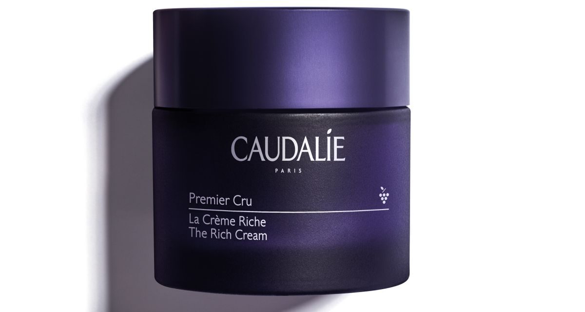 Premier Cru serisi cildin daha sıkı, daha dolgun ve daha aydınlık görünmesini destekliyor