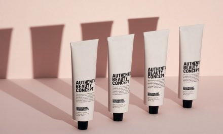 Authentic Beauty Concept 3 yeni premium ürünü ile saça bakım yapıyor