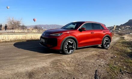 Volkswagen’in yeni T-Roc’unu test ettim. Makyaj aynasıyla değil, direksiyon hâkimiyetiyle ilgilendim