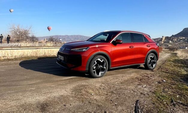 Volkswagen’in yeni T-Roc’unu test ettim. Makyaj aynasıyla değil, direksiyon hâkimiyetiyle ilgilendim