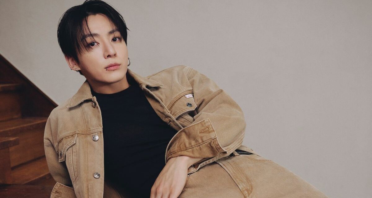 Calvin Klein, Jung Kook’un başrolde olduğu Sonbahar 2026 “Feel The Fit” denim kampanyasının üçüncü bölümünü tanıttı